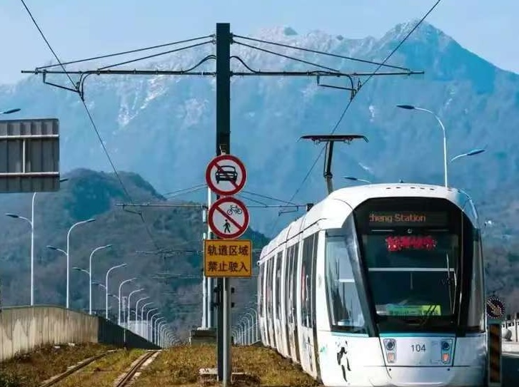 已成团4.5都江堰【雪山下的熊猫电车】轨道交通与人工智能主题科普研学，体验熊猫电车专列，参观电车维保“体验”车间，自动立体仓库与机器人对话，磁悬浮列车模型DIY！