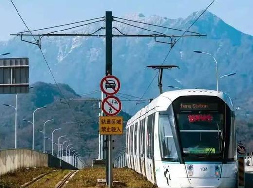 已成团4.5都江堰【雪山下的熊猫电车】轨道交通与人工智能主题科普研学，体验熊猫电车专列，参观电车维保“体验”车间，自动立体仓库与机器人对话，磁悬浮列车模型DIY！ 商品图0