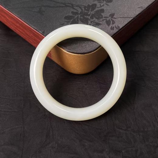 【快抱】【于田产和田玉于田料青白玉平安镯】57#，出证书，发货1~5天，48小时鉴赏期 商品图3