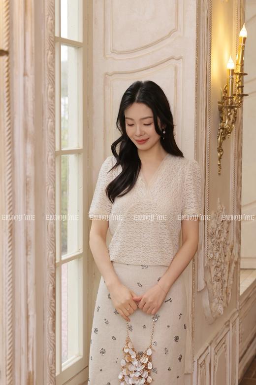 【门店同款】ENJOY夏季法式V领蕾丝短袖上衣 171045801 商品图1