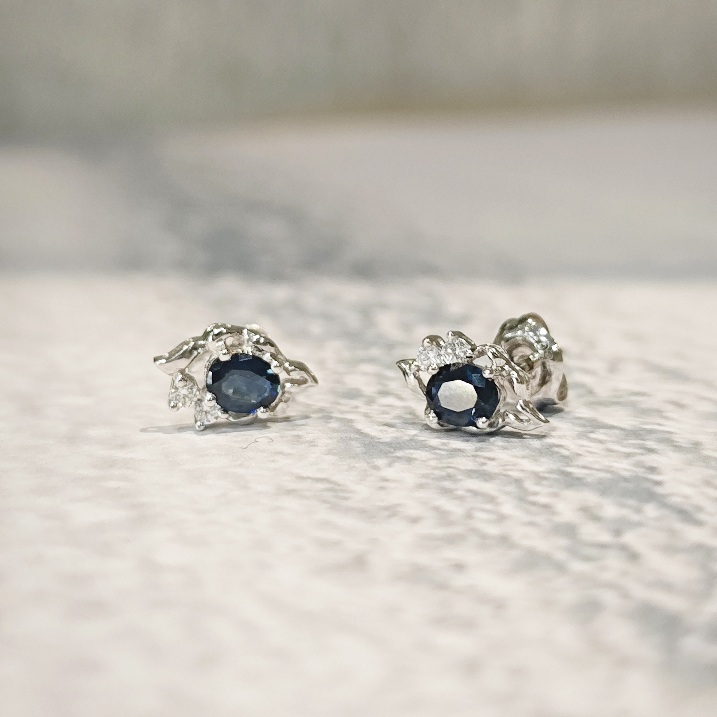 铂金镶蓝宝石耳钉