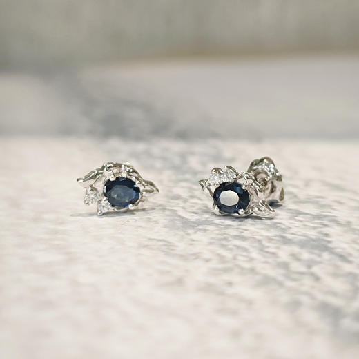 铂金镶蓝宝石耳钉 商品图0