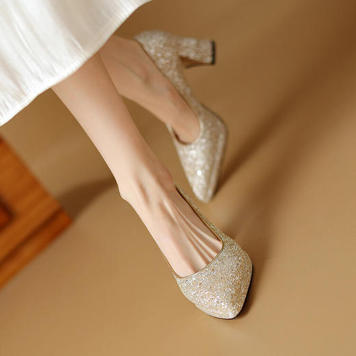 【预售5天】不累脚婚纱神器秋冬新款小个子防水台亮片高跟鞋女粗跟婚鞋KLS&H9068 商品图2