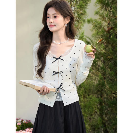 鹿向南「轻花漫雨」杏色波点针织纱女春蕾丝拼接收腰短款法式上衣 商品图0