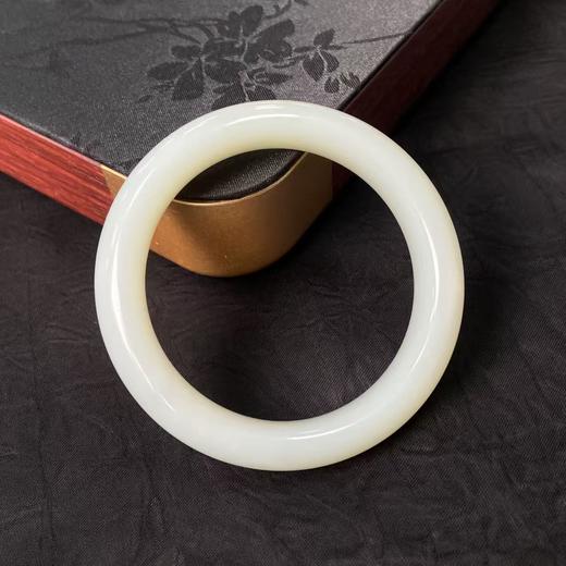 【快抱】【于田产和田玉于田料青白玉平安镯】57#，出证书，发货1~5天，48小时鉴赏期 商品图1