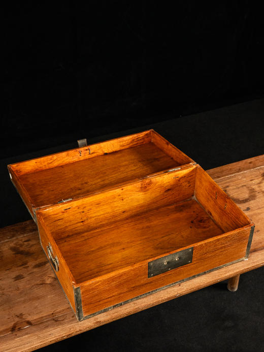 清早期 黄花梨铜包角独板文房箱 商品图4