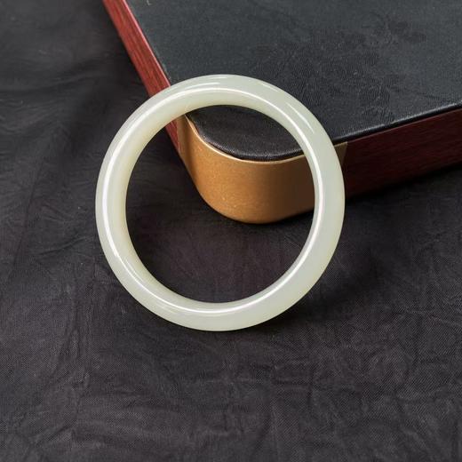 【快抱】【于田产和田玉于田料青白玉手镯】54#，出证书，发货1~5天，48小时鉴赏期 商品图0