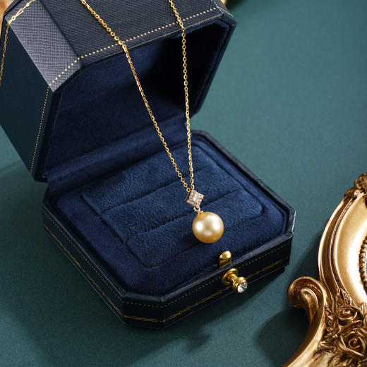 子佩集【鎏光秘语】G18K珍珠惜王妃吊坠【KP25025】10.5mm珠海水珠金色四芒星方块镀金（不含链）2601 商品图1