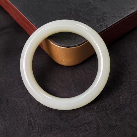 【快抱】【于田产和田玉于田料青白玉手镯】57#，出证书，发货1~5天，48小时鉴赏期 商品图2