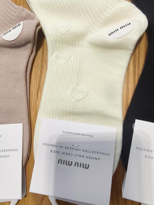 点此购买 miumiu女士中筒袜 343514 商品图4