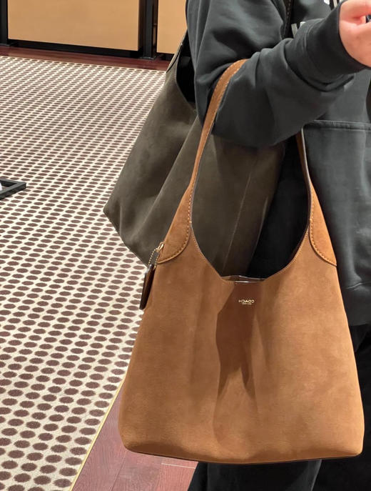 断货王来袭【C'oach蔻家同款布鲁克林托特包包】花小钱立住高级感人设，每个角度都无死角，超大容量内里+拉链封口，可手提可肩背 商品图2