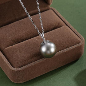 子佩集【夜幕小咏】G18K珍珠惜王妃吊坠【P200729】12mm珠海水珠黑花片花托（不含链）2601