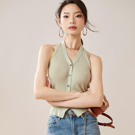 芳外夏季气质时尚新款简约单排扣挂脖式内搭修身薄款背心8T23BB0485 商品图3