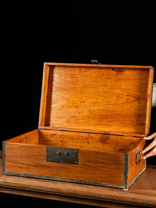 清早期 黄花梨铜包角独板文房箱 商品图3