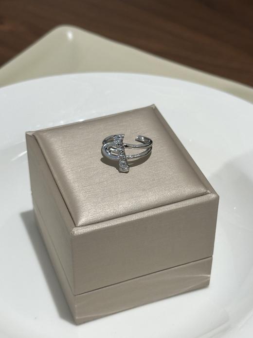 ATEL**O 设计师款马蹄开口式 铜镀白金戒指 商品图3