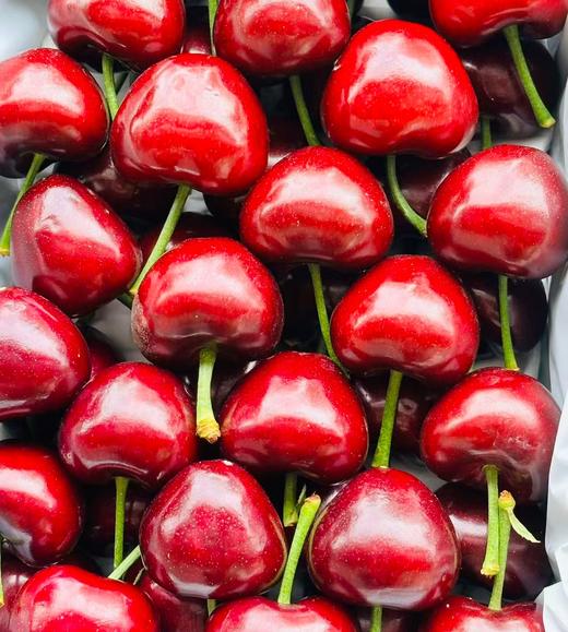 黑珍珠樱桃，你的高贵之选！春日里的小确幸，就是邂逅这一颗颗乌黑发亮的黑珍珠樱桃呀！它们不仅是水果界的颜值担当，更是味觉的极致诱惑～轻轻一咬，哇！满口的鲜甜与醇厚，汁水四溢，简直不要太满足！快来尝鲜吧~ 商品图5
