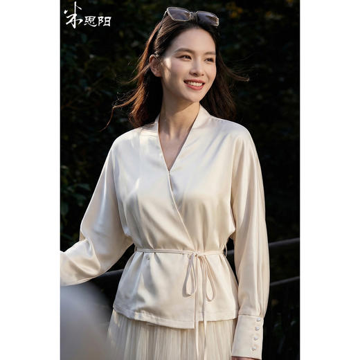 米思阳2026春季优雅光泽感缎面收腰显瘦通勤OL衬衫女一片式交叠系带1131 商品图1
