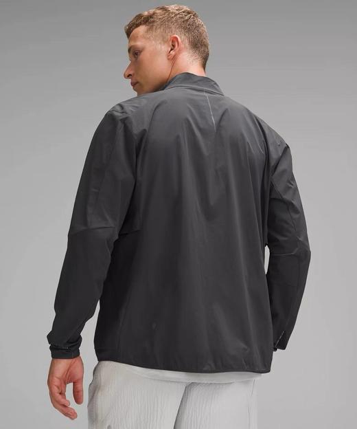 一店d 𝐋𝐮爆款男士夹克strech ventilated 个人觉得 在所有的男士系列中这个樶--好看 夏天防晒穿也ok 超轻面料 轻到像没穿一样
立领剪裁修饰脖颈线条，完全不挑身材 商品图2