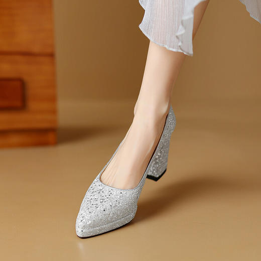 【预售5天】不累脚婚纱神器秋冬新款小个子防水台亮片高跟鞋女粗跟婚鞋KLS&H9068 商品图1