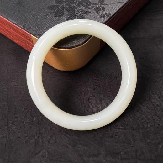 【快抱】【于田产和田玉于田料青白玉平安镯】57#，出证书，发货1~5天，48小时鉴赏期 商品图2