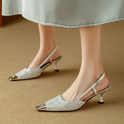 【预售5天】牛皮版包头凉鞋女夏新款法式水钻金属方头一字扣带气质细跟高跟鞋DB&M5921 商品图2