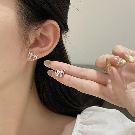 卡蒂罗KADER 公主蝴蝶结耳钉  925银甜美少女璀璨闪耀轻奢小巧闪锆点缀立体设计耳饰 简约百搭双重绮丽 商品图3