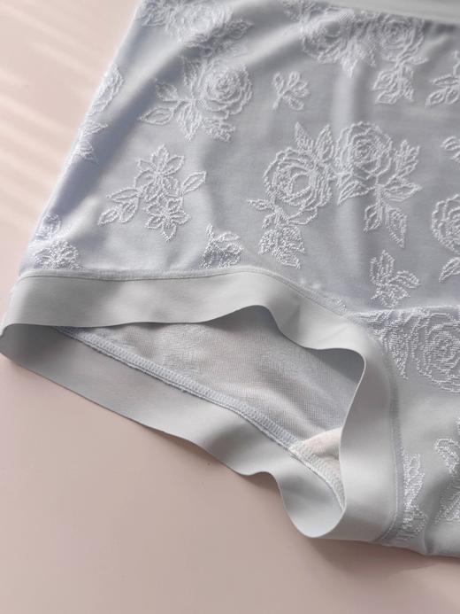 点此购买 爱慕家山茶花女士立体浮雕提花内裤 艾 343502 商品图5