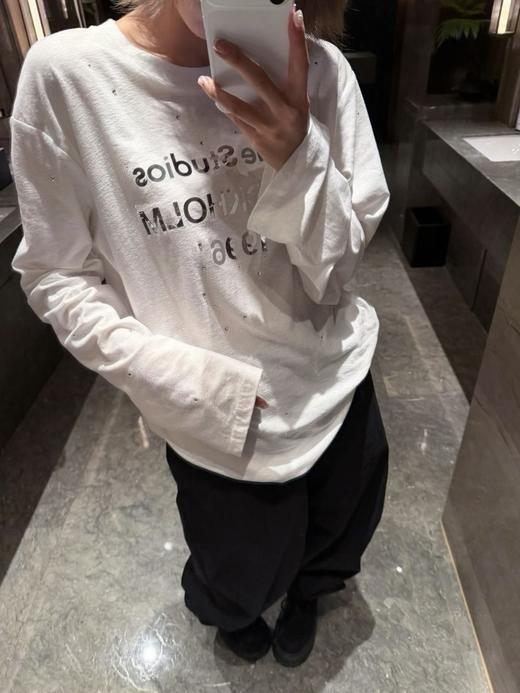 一店k 又又又一件宝藏长袖！Ac也太会做T恤了啊啊！1996北欧限定镜面水钻T！薄薄软软70棉➕30亚麻！松弛慵懒氛围很在线！马思纯同款 亮面烫钻休闲上衣 商品图9