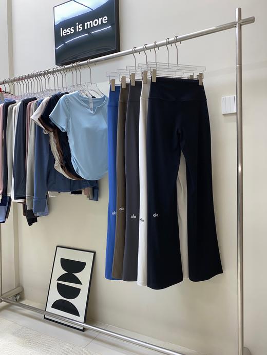 点此购买 Alo Yoga女士腿标喇叭瑜伽裤 my 343537 商品图10