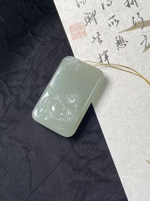 【快抱】【于田产和田玉于田料青白玉单面弥勒佛】出证书，发货1~5天，48小时鉴赏期 商品图0