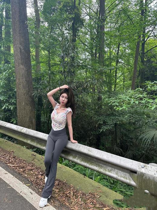 点此购买 Alo Yoga女士腿标喇叭瑜伽裤 my 343537 商品图4