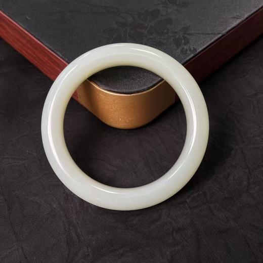 【快抱】【于田产和田玉于田料青白玉手镯】57#，出证书，发货1~5天，48小时鉴赏期 商品图3