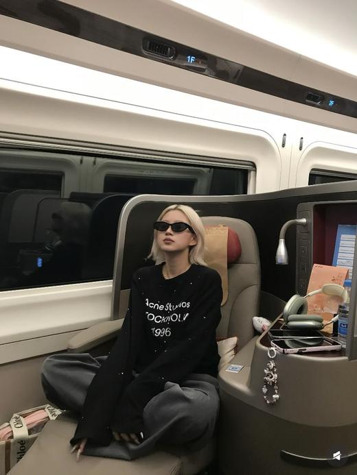 一店k 又又又一件宝藏长袖！Ac也太会做T恤了啊啊！1996北欧限定镜面水钻T！薄薄软软70棉➕30亚麻！松弛慵懒氛围很在线！马思纯同款 亮面烫钻休闲上衣 商品图2