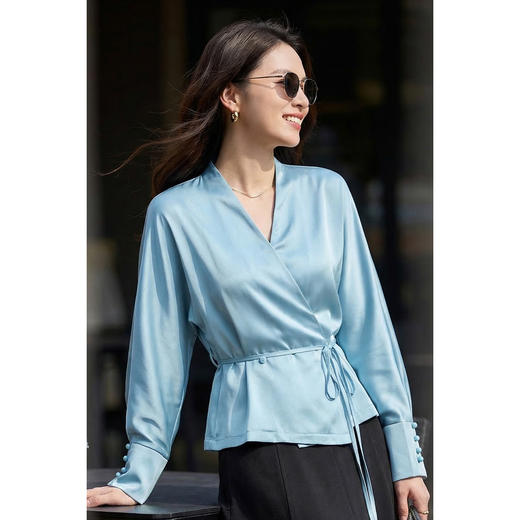 米思阳2026春季优雅光泽感缎面收腰显瘦通勤OL衬衫女一片式交叠系带1131 商品图0