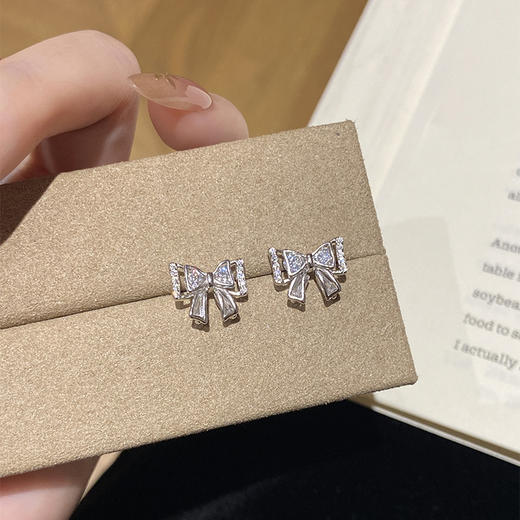卡蒂罗KADER 公主蝴蝶结耳钉  925银甜美少女璀璨闪耀轻奢小巧闪锆点缀立体设计耳饰 简约百搭双重绮丽 商品图6