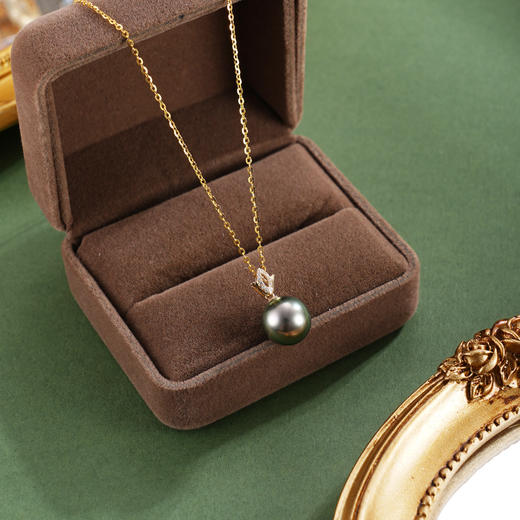 子佩集【暗月精灵】G18K珍珠惜王妃吊坠【P220199】10mm珠海水珠黑镀金花苞（不含链）2601 商品图1