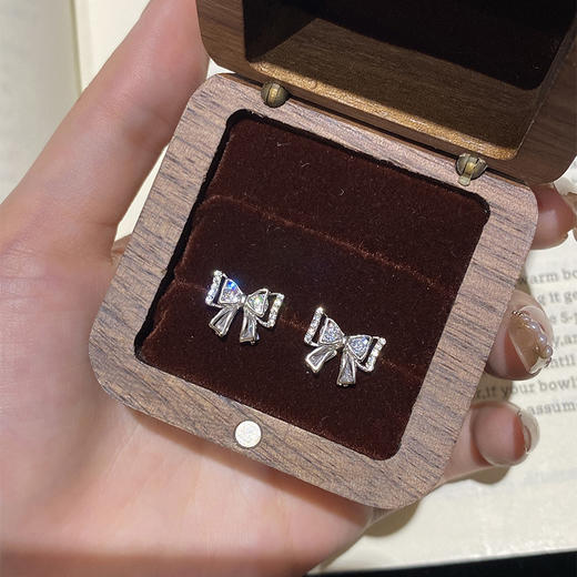 卡蒂罗KADER 公主蝴蝶结耳钉  925银甜美少女璀璨闪耀轻奢小巧闪锆点缀立体设计耳饰 简约百搭双重绮丽 商品图7