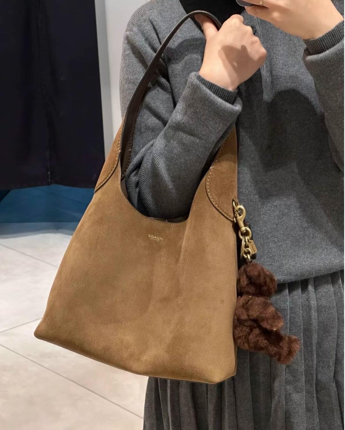 断货王来袭【C'oach蔻家同款布鲁克林托特包包】花小钱立住高级感人设，每个角度都无死角，超大容量内里+拉链封口，可手提可肩背