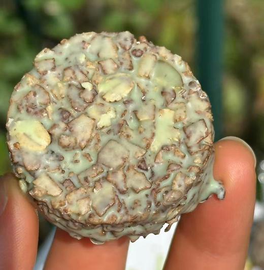 发现了一款好吃解馋还没负担的牛油果🥑生巧坚果燕麦脆，满满的膳食纤维和蛋白质，一口下去香脆软韧有嚼劲真的很好吃~ 商品图2