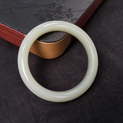 【快抱】【于田产和田玉于田料青白玉手镯】61#，出证书，发货1~5天，48小时鉴赏期 商品图3