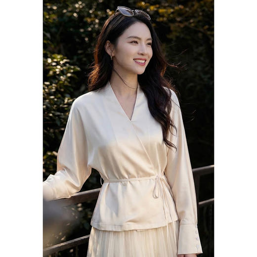 米思阳2026春季优雅光泽感缎面收腰显瘦通勤OL衬衫女一片式交叠系带1131 商品图2
