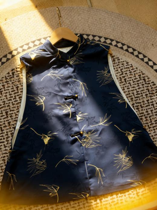 （清仓卖完即止！！）新中式「竹燕春晖」桑蚕丝马甲 | 设计师将燕子竹青的雅致韵味融入其中，媲美秀场上的高定款【3-7天发货，周末顺延】 商品图4