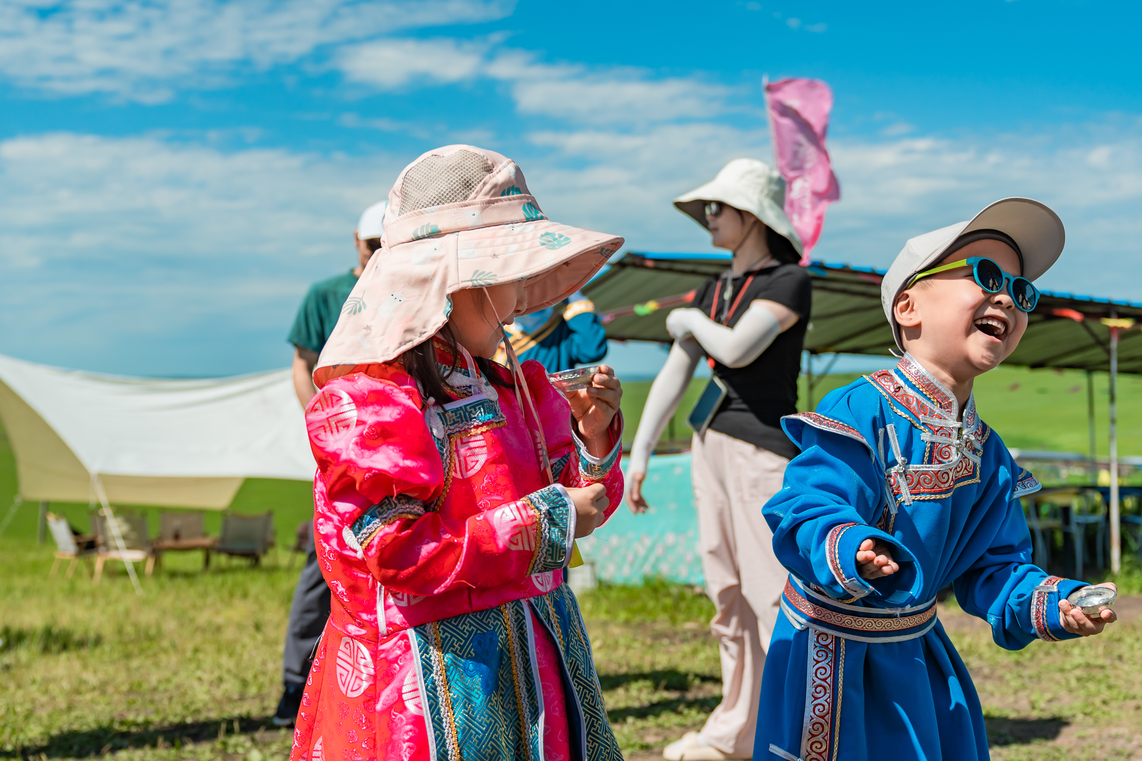 3.19开售首发减1000！中国草原天花板！2026暑假【北境牧歌】呼伦贝尔大环线7天6晚亲子营，私家牧场Glamping，大兴安岭森林游牧，鄂温克撸驯鹿，马背驰骋，奇遇童话世界！全程旅拍，高赞好评