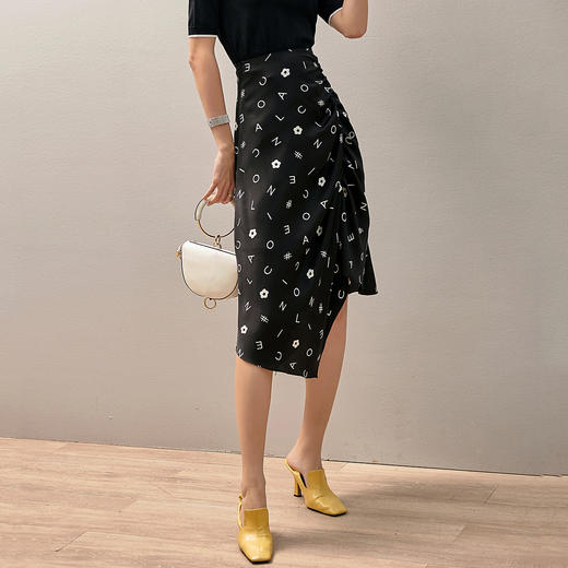 【褶皱不对称设计】芳外2025新款夏季褶皱不对称裙摆半截裙0543 商品图1
