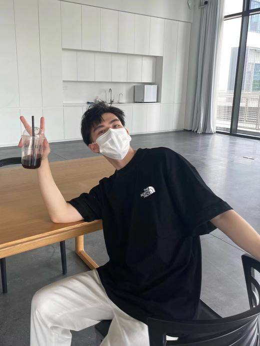 F032794胸口小标黑白双色宽松遮肉短袖T恤情侣款 商品图4