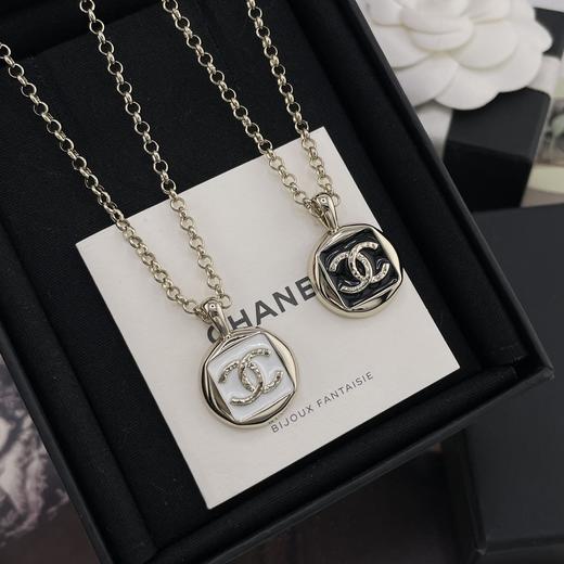 HD12 香奈儿 圆牌方珐琅项链黑/白 商品图1