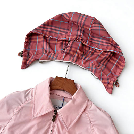 Burberry原单26早春新款粉色冲锋衣。  自己备注号码 商品图9