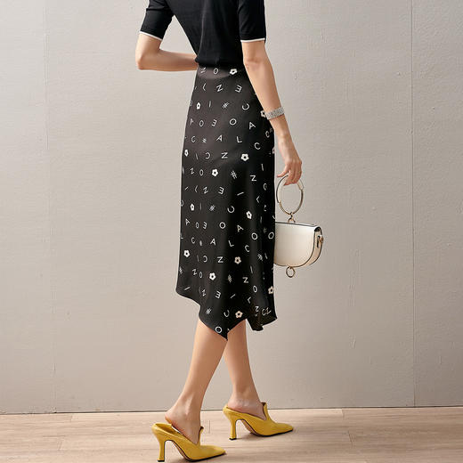 【褶皱不对称设计】芳外2025新款夏季褶皱不对称裙摆半截裙0543 商品图4