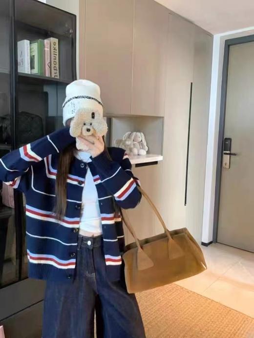 F0327110慵懒随性藏青底色拼色条纹圆领针织开衫毛衣 商品图6