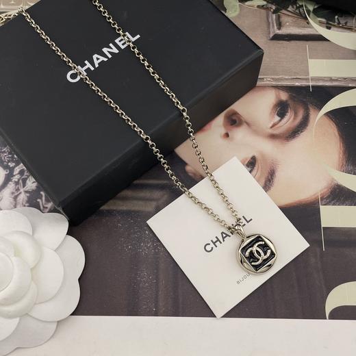 HD12 香奈儿 圆牌方珐琅项链黑/白 商品图7